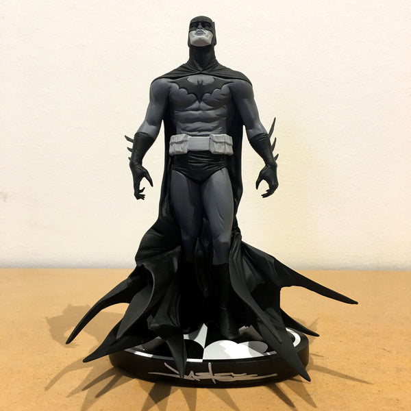 Batman: Black & White Statue by Jae Lee : Signed